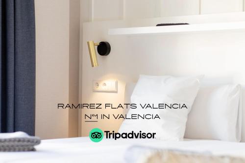 瓦伦西亚Ramirez Flats Valencia的一张带白色枕头的床铺