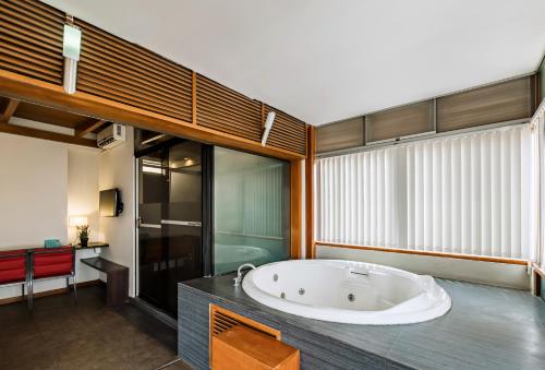 齐克拉约Hotel Casa de la Luna的客房内的浴室设有大浴缸