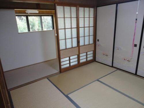 Ise Myojo no Yado - Vacation STAY 12557的一个空房间,有门和窗户