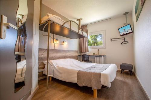 滨海贝尔克米斯特贝贝尔克酒店的酒店客房配有一张床和一张双层床。
