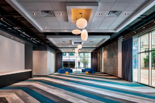 Aloft Fort Worth Downtown客房内的一张或多张床位