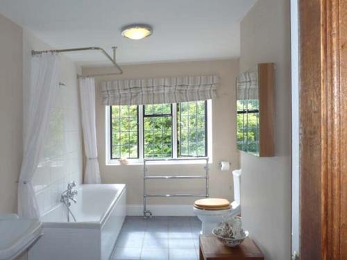 ChiddingstoneTudor Wing的带浴缸、卫生间和盥洗盆的浴室