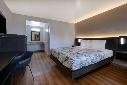 巴顿威洛巴顿威洛市中心6号汽车旅馆的小酒店客房配有一张床和一张书桌