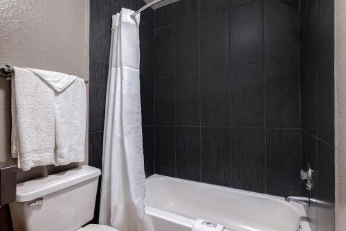 巴顿威洛巴顿威洛市中心6号汽车旅馆的浴室配有白色卫生间和淋浴。