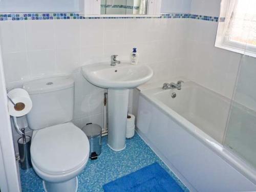 WombournLoningside的浴室配有白色卫生间和盥洗盆。
