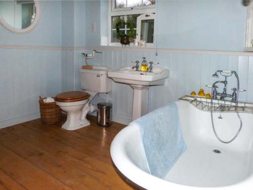艾尔舍姆Ted's Place的带浴缸、盥洗盆和卫生间的浴室