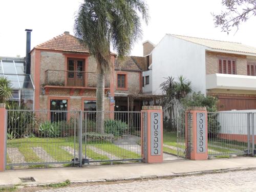 亚瓜龙Pousada Raio de Sol的房屋前的大门