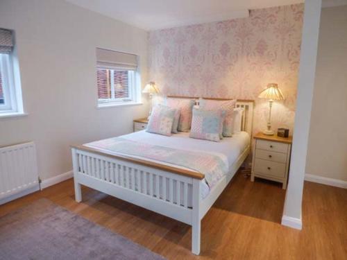 沃尔沃思Walworth Castle Holiday Cottage的白色卧室配有白色的床和枕头