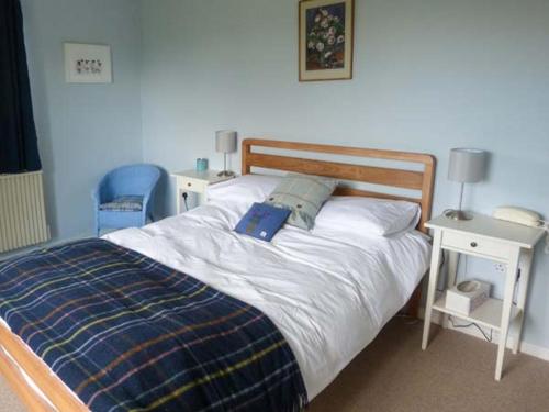 牛顿莫尔Fronthill的一间卧室配有一张带蓝色枕头的床