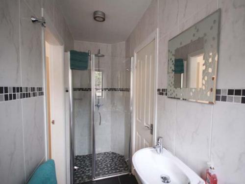 EcclesallBeechcroft Corner House的带淋浴、盥洗盆和浴缸的浴室