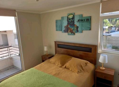 特木科Espacio GINEBRA的一间卧室设有一张绿色的床和一个窗户。