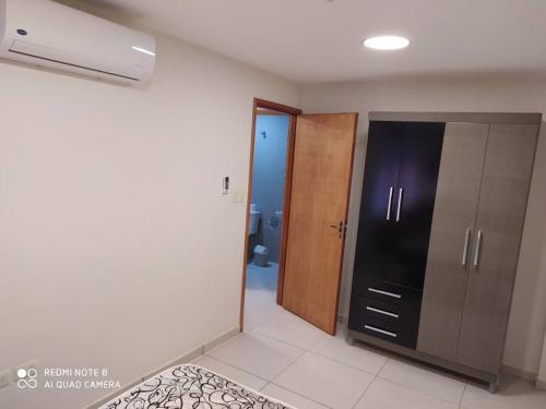 埃斯特城Apart 2 habitaciones vista a Itaipú - 32的客房设有衣柜和通往浴室的门。