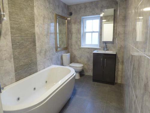 Chelmorton2 Primitive Croft的带浴缸、卫生间和盥洗盆的浴室