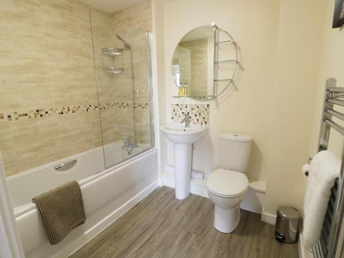 斯陶尔波特5 Windermere的浴室配有卫生间、盥洗盆和淋浴。