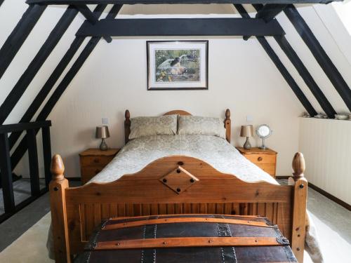 ClenchwartonMrs Dale's Cottage的阁楼卧室配有木床