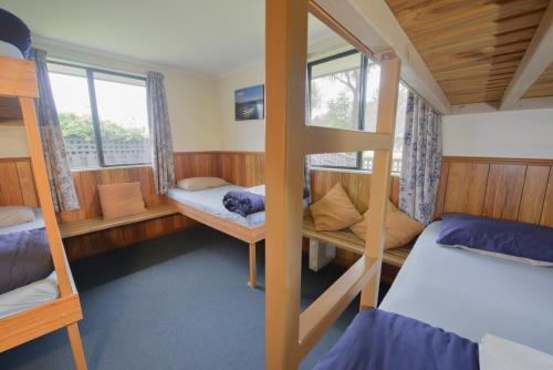 哈斯特原野背包客旅舍的客房设有三张双层床和一扇窗户。