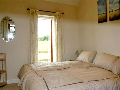 约克Lodge Cottage的卧室在窗户前配有一张大床