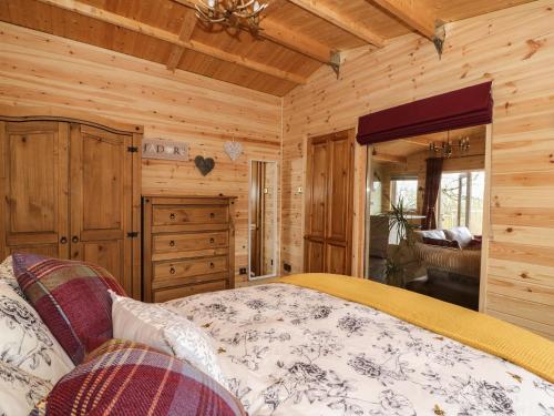 GarnantThe Cabin的小木屋内一间卧室,配有一张床