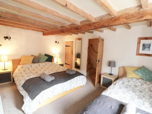 马特洛克Holly Cottage的配有木天花板的客房设有两张床。