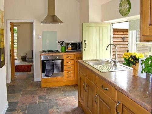 莫尔德Stone Cottage的厨房配有水槽和台面