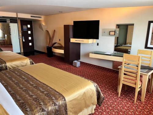 墨西哥城斯卡拉麦格纳酒店 的酒店客房设有两张床和一台平面电视。
