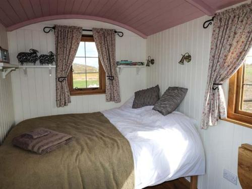 霍利黑德霍利黑德莱蒂布盖尔度假屋的一间卧室设有一张大床和窗户