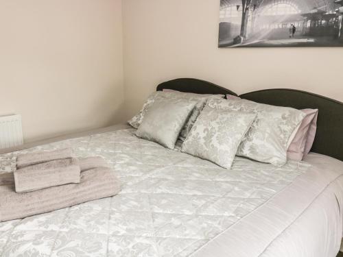 格拉辛顿Rose Cottage的一张白色的床,上面有两个枕头