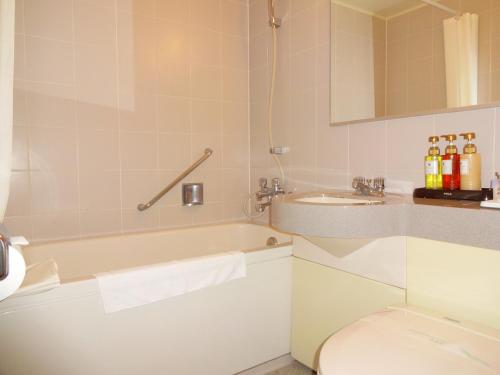 神户神户流明酒店的带浴缸、卫生间和盥洗盆的浴室