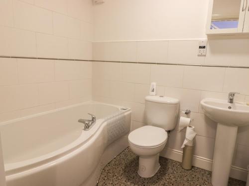 惠特比Platform 12的浴室配有卫生间、浴缸和水槽。