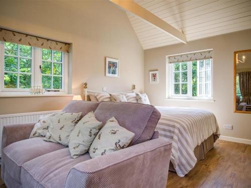 伯福德Lime Tree的一间卧室配有一张床、一张沙发和窗户。