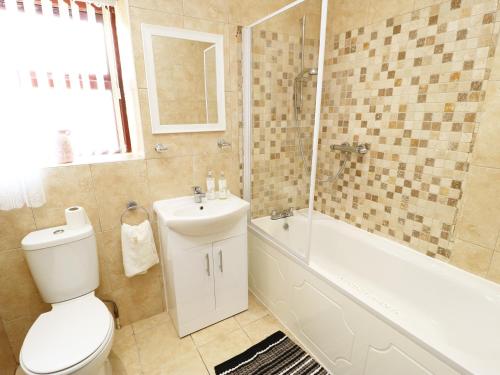 布雷得佛West End House的浴室配有卫生间、浴缸和水槽。