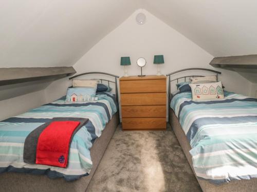 康威22 Uppergate Street的阁楼卧室设有两张单人床。