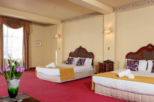 汉密尔顿VR汉密尔顿酒店的酒店客房带两张床和花瓶