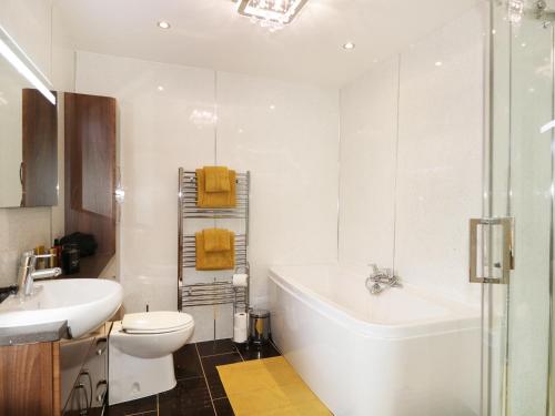 比尤利Maclean Cottage的带浴缸、卫生间和盥洗盆的浴室