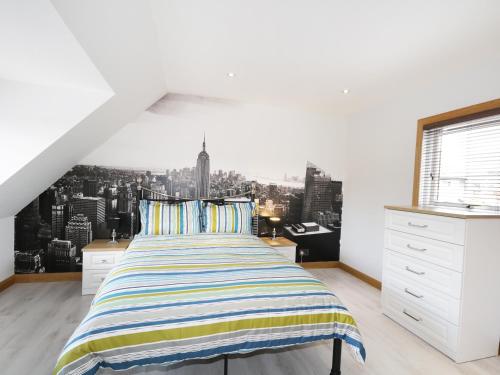 比尤利Maclean Cottage的一间带一张大床的卧室,享有城市景观