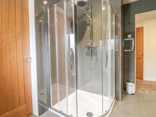 波特里Burnside Cottage的浴室里设有玻璃门淋浴