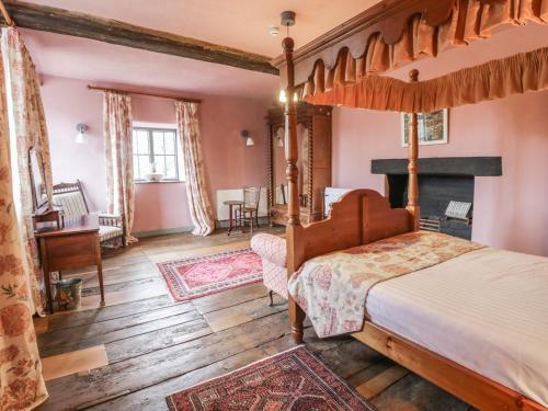汤顿Castle House的一间卧室设有四柱床和一个壁炉