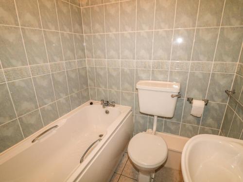班多伦Apartment 42的浴室配有卫生间、浴缸和水槽。