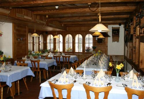 卢特恩皇冠旅馆的一间设有白色桌椅和窗户的用餐室