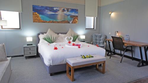 维多利亚Blue Hill的酒店客房配有一张床铺、一张桌子和一张书桌。
