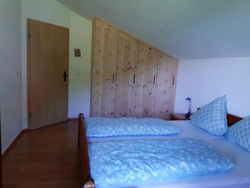 马夸特施泰因Haus Maier的一间卧室设有两张床和木制床头板