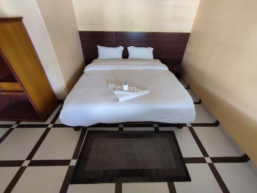 博卡拉山房子旅馆的小房间,配有一张带蜡烛的床
