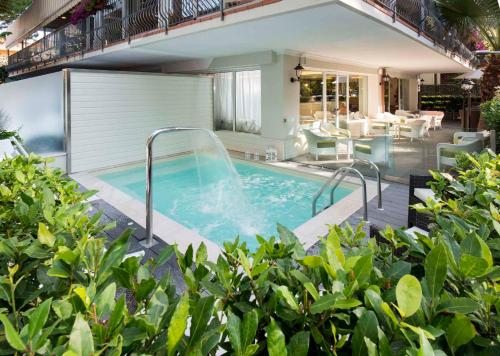 里乔内阿特拉斯酒店的一座房子里一个带滑梯的游泳池