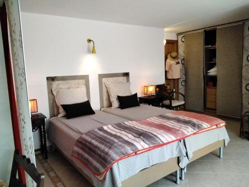 曼塔罗塔Manta Rota Beach, apartment in a villa, terrace,garden的一间卧室,卧室内配有一张大床