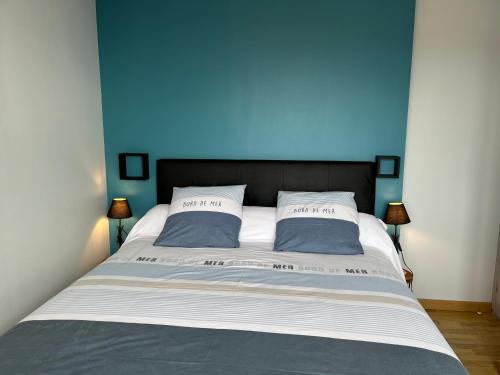 TréffiagatLa Rose des Mers的蓝色卧室 - 带2个枕头和床
