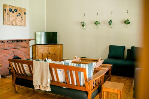 Henburg ParkCrompton Cottage的客厅配有桌椅和壁炉