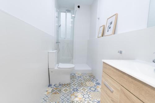 瓦伦西亚Clink Rooms & Flats的浴室配有卫生间、盥洗盆和卫生间。