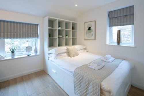 布里斯托Alison Court的白色的卧室设有床和窗户