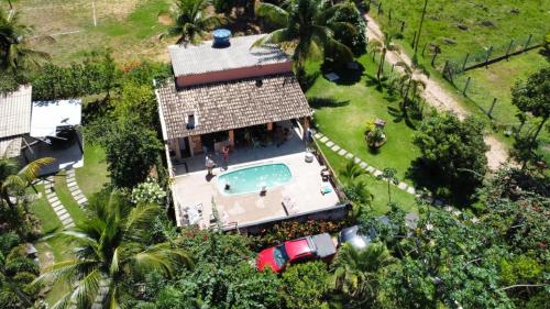 瓜拉派瑞sítio recanto verde do sol的享有带游泳池的房屋的空中景致