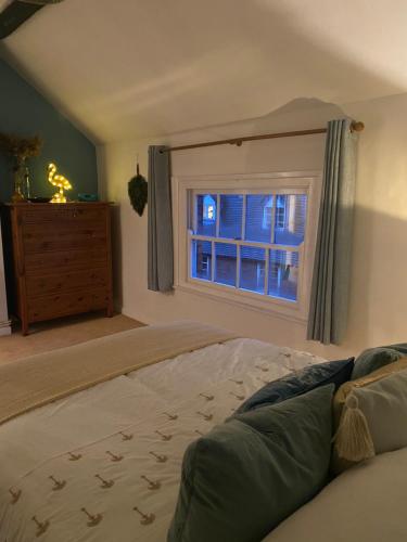 布由德利Mingo Cottage的一间卧室设有一张床和一个窗口